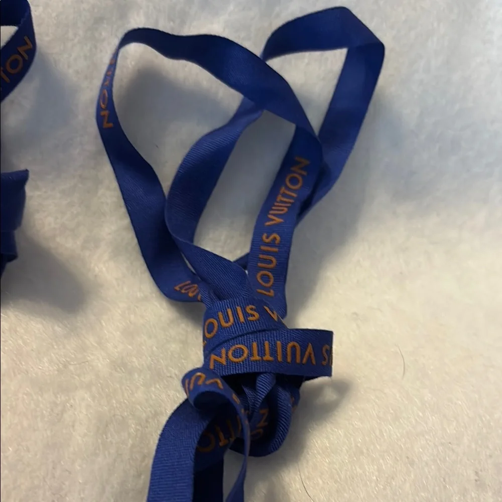 Louis Vuitton Blue Ribbon Set - Picture 3 of 8